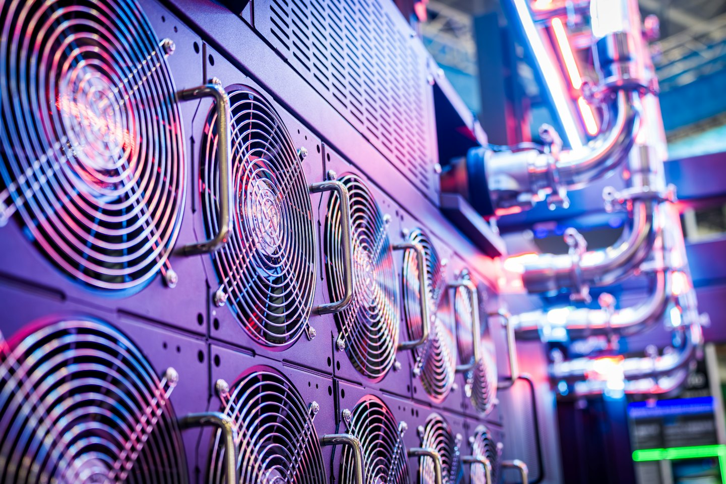 Reihen von Server-Lüftern und Hardware in einem Rechenzentrum.