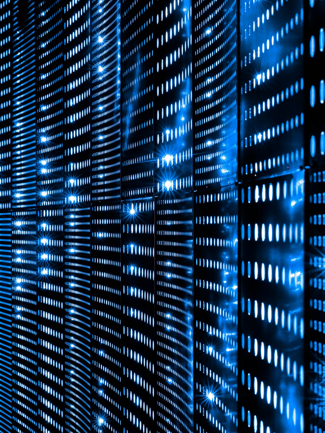 Abstrakte blaue Lichter auf einer dunklen technologischen Gitteroberfläche.